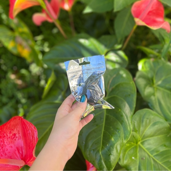 NWT Sassy + Chic Charcoal Beauty Blender - Picture 6 of 6